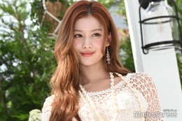 TWICEサナ、美ウエスト際立つカウガール風衣装姿 J.Y. Parkとの2ショットに「スタイルレベチ」「圧巻の美しさ」とファン悶絶