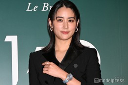 山本美月、スリットドレスから美脚全開 高級時計身につけ圧巻オーラ放つ【オーデマ ピゲ150周年記念イベント】
