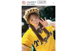 大食い女王・もえのあずき、タイトミニスカからスラリ美脚「綺麗すぎ」「キティちゃんとおそろコーデ可愛い」の声