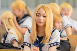 白鳥玉季、人生初“金髪”挑戦 ナレーション担当のフェイクニュース動画も公開【金髪】 画像