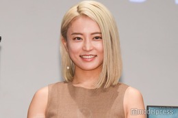 小島瑠璃子、もうすぐ2歳息子の“チョキ”ショット披露 子育てエピソードに「オチが最高」「頑張るママ素敵」の声 画像