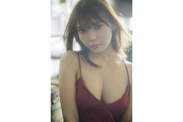 似鳥沙也加、美バストが眩しいキャミソールSHOTに釘付け！“体温と湿度”が伝わる最新作を2冊同時発売