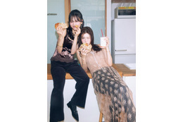 山下美月＆生見愛瑠、ホリデー気分なペア表紙 “共通の友人”の存在で「久しぶりな感じがしなかった」 画像