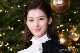 TWICEサナ、背中ざっくり美麗ドレスで魅了 メンバーに贈りたいものは？「ちょっと夢のあることを」 画像