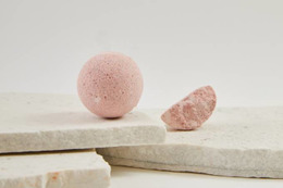 me john masters organics、ピンクの泡はじけて甘やかに香るバスボム登場