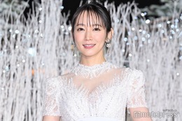 吉岡里帆、美デコルテ透ける純白ドレスで点灯式登場 クリスマスは毎年“人間ドック”も「今年は健康診断どころでは…」