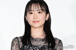芦田愛菜、シースルードレスで登場 体当たりで演じた作品振り返る【果てしなきスカーレット】 画像