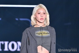 とうあ、美スタイル際立つオフショルミニワンピ×赤タイツの秋コーデ公開「センス抜群」「スタイルが神」の声 画像