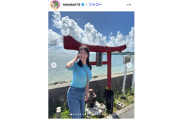 元NHK沖縄キャスター・竹中知華アナ、ベアトップドレスで美バスト際立つ「ドキッとした」「スタイルバグ」と悶絶の声 画像