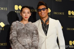 魔裟斗＆矢沢心、夫婦密着ショットに羨望の声「サプライズの花束すごい」「憧れる」