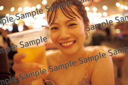 宮田愛萌、セブの海・ナイトマーケットで素の表情 1st写真集特典解禁