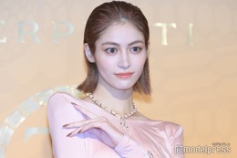 楓、ミニスカブラックコーデで圧巻美脚スラリ「完璧なプロポーション」「脚の長さレベチ」 画像