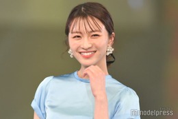 岡崎紗絵、素肌輝く肩出しニット姿公開「透明感すごい」「ドキッとした」と反響