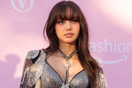 BLACKPINKリサ、美ボディ際立つ大胆衣装ショットに絶賛の声「圧巻のスタイル」「全てが完璧」