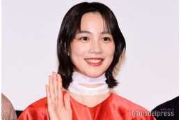 のん、大胆アシンメトリーミニスカ姿披露「普段とのギャップがいい」「かっこ可愛い」の声