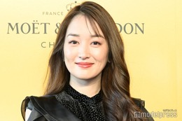 高梨臨、競馬場で背中大胆開きドレス姿披露「見惚れてしまう」「スタイル抜群で完璧」と反響