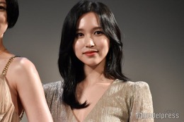 TWICEミナ、ベアトップミニドレスで色白素肌開放「ドキッとした」「着こなしが完璧」と絶賛の声