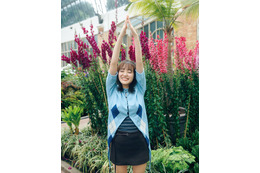 櫻坂46松田里奈、植物園で“花の真似”1st写真集新規カット解禁【まつりの時間】