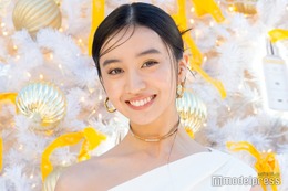 Koki,「父がサンタさんになって」クリスマスの印象深い思い出 美スタイル際立つドレス姿披露