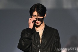 GYUTAE、オールブラックコーデで笑顔封印ランウェイ サングラス外しに観客の視線集中【TGC広島2025】