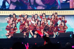 AKB48、OG＆現役メンバー日本武道館で共演 高橋みなみ＆指原莉乃が涙【20周年記念コンサート】