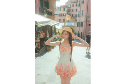 乃木坂46梅澤美波、少女のような花柄ワンピ×麦わら帽姿 2nd写真集先行カット解禁