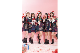 AKB48、サンタコスで「ボム」登場 20周年SP座談会公開【独占カットあり】