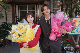 「ESCAPE」W主演・桜田ひより＆佐野勇斗がクランクアップ “衣装が意味すること”最終回で明らかに【コメント】