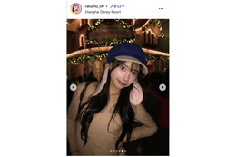 「シャッフルアイランド」藤川らるむ、美脚際立つマイクロミニワンピで上海満喫「脚が長くて綺麗すぎる」「コーデおしゃれ」の声
