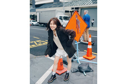 櫻坂46松田里奈、お気に入りの1着まとい街歩き 1st写真集新カット解禁【まつりの時間】 画像