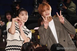 上白石萌歌・高橋恭平・木村柾哉・中島颯太ら、“バラエティー全振り”舞台挨拶 全力バックハグも披露【ロマンティック・キラー】