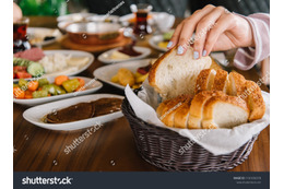 お育ちに差が出る「パンの食べ方」。年末年始の食事会で、覚えておきたいテーブルマナー 画像