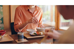お育ちがバレます。「割り箸のお作法は？」年末年始の食事会で、覚えておきたいテーブルマナー 画像