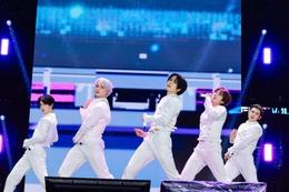 “ K-POP史上初”国立競技場で開催「MUSIC BANK」TXT・スキズら25組が豪華ステージ Snow Manのゲスト出演も