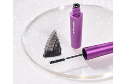 デジャヴュ「塗るつけまつげ」自まつげ際立てタイプから、冬限定色「スパークルブラック」登場