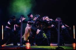 SM初の日本人ガールズグループGPP、初ショーケース開催でデビュー曲も披露 360度ステージに観客約500人集まる