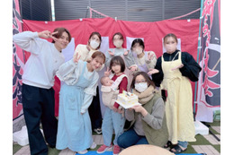 辻希美、杉浦太陽らとマネージャーの誕生日をお祝い！集合SHOT公開「喜んでくれた」