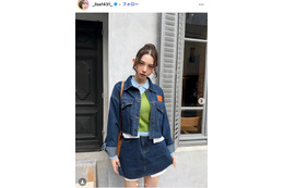 広島カープ小園海斗選手の妻・渡辺リサ、美肩輝くボーダートップス姿に反響「スタイル良すぎ」「大人可愛い」 画像