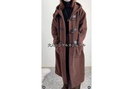 旬のチョコレートカラーを使った大人コーデ。 テディ素材コート×タックパンツで作るワントーンスタイル 【40代の毎日コーデ】 画像