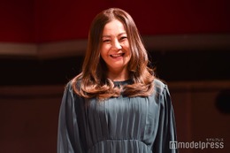 華原朋美「ベスト体重に戻しました」美肩輝くシースルーオフショル姿に反響「美しい」「ビジュ爆発」