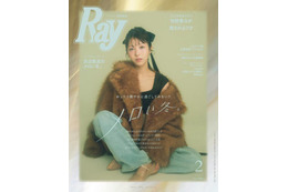 浜辺美波、ファーコートから美デコルテがチラリ！幻想的でメロウなファッションで魅了