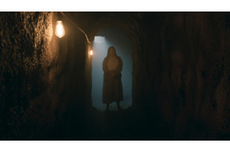 誰もいるはずのない廃墟の街に謎の老婆が…その正体は？『シェルビー・オークス』本編映像＆場面写真 画像