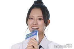 日向坂46清水理央、ミニワンピで脚線美披露「夏の妖精」「足元までおしゃれ」と絶賛の声