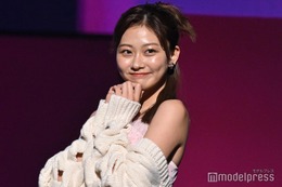 水戸由菜（みとゆな）ミニスカ制服＆メイド服…ドラマ「修仲」オフショットに反響「似合ってる」「可愛すぎ」