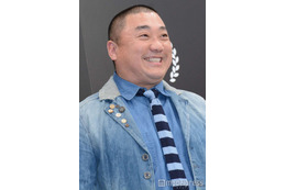 山本圭壱、1歳長女顔出しの散歩ショット公開「赤ちゃんモデルのよう」「アンヨが上手になりましたね」と反響 画像