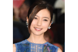 真野恵里菜「宝石のような」保湿力も高評価！お気に入りリップを紹介