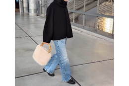 ファーを取り入れるなら小物もおすすめ。シンプルコーデに季節感とこなれ感を引き出す簡単テク 【40代の毎日コーデ】 画像