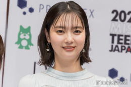 新川優愛、ミニ丈×タイツで美脚見せ「32歳になりました」人気女優からのプレゼントコーデ披露 画像
