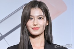 TWICEサナ、美デコルテ全開の純白ベアトップドレス姿「本物の女神」「完成された美貌」と悶絶の声