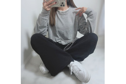 ユニクロの名品。やわらかフリースの進化系「クルーネックT」でつくる大人カジュアル 【40代の毎日コーデ】 画像